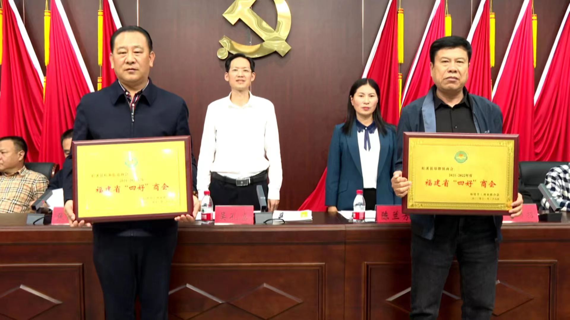 易順建工集團(tuán)董事長李易順作為松溪街道商會代表領(lǐng)取2021-2022年度福建省“四好”商會榮譽獎項。